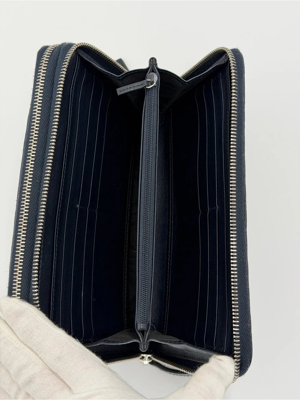 Gucci Navy Embossed GG Two Section Zip Around Leather Organizer Great Condition - Picture 6 of 16